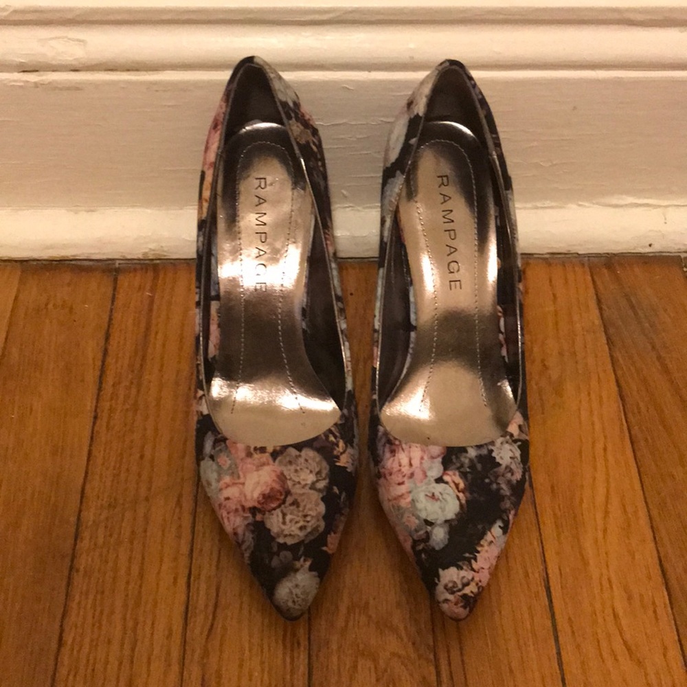 Beautiful floral heels! 🌸